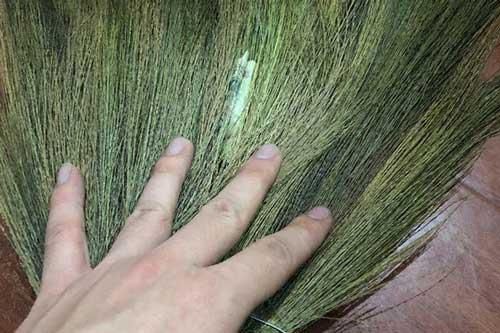 Tưởng chồng chăm chỉ làm việc nhà giúp vợ, cô nàng không ngờ phát hiện ra bí mật 'động trời' trong cây chổi