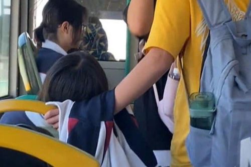 Thấy bạn nữ ngủ gật trên xe buýt, nam sinh liền có hành động cực dễ thương