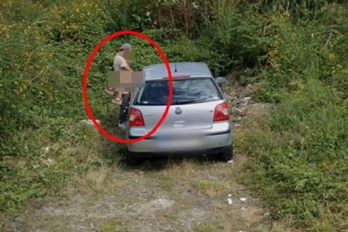 Cặp đôi rúc xe vào bãi cỏ ven đường để 'hành sự', không ngờ vẫn bị camera của Google Maps 'tóm gọn'