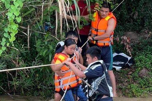 Giăng dây cứu hộ nhóm du khách bị mắc kẹt bên bờ suối