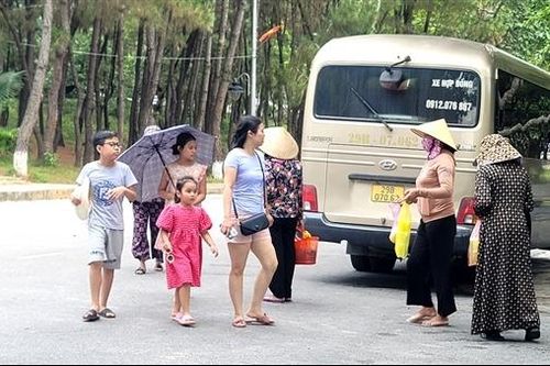 Tái diễn tình trạng người bán hàng rong níu kéo du khách tại Ngã ba Đồng Lộc