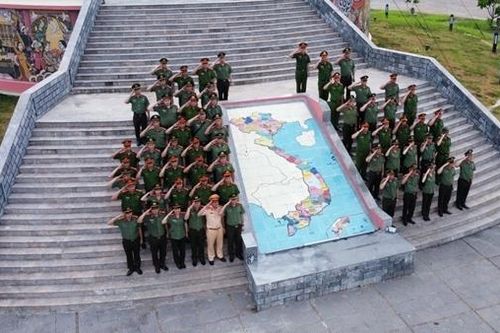Tuổi trẻ Công an Thủ đô hành trình về nguồn, tri ân các Anh hùng liệt sĩ