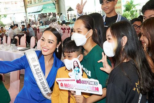 Á hậu Thủy Tiên được khán giả vây kín khi trở về quê nhà
