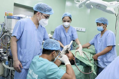 Ho ra máu, khó thở do vắt rừng 'trốn' trong đường hô hấp của bệnh nhi
