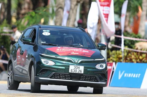 Lần đầu tại Việt Nam, các tay đua xe tranh tài bằng ô tô điện