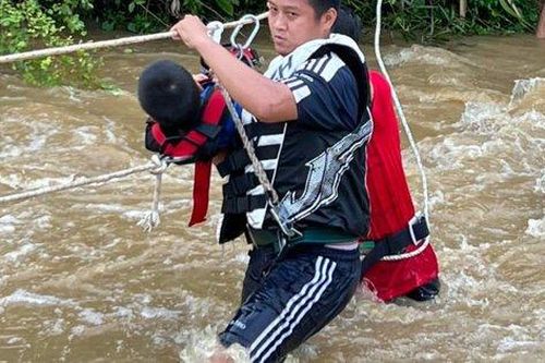 Nghẹt thở cảnh giải cứu 4 trẻ em, 2 phụ nữ bị mắc kẹt bên bờ suối