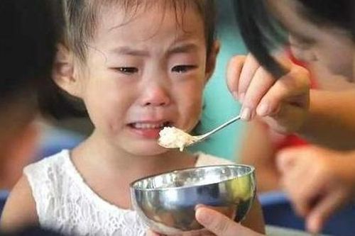 Bé gái 5 tuổi ngực bắt đầu phát triển do dậy thì sớm, thủ phạm là 3 loại thực phẩm mà bố mẹ nào cũng đã từng cho con ăn ít nhất 1 lần