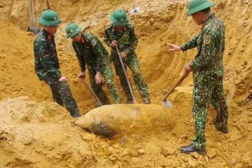 Phát hiện quả bom 340 kg còn nguyên ngòi nổ