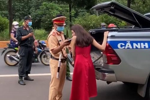 Gây tai nạn giao thông, bánh xe bị nổ, nữ tài xế vẫn nhấn ga bỏ chạy