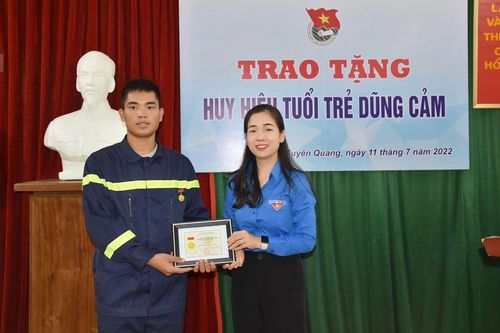 Tặng huy hiệu Tuổi trẻ dũng cảm chiến sỹ Công an tham gia giải cứu hơn 100 học sinh khỏi vùng nước lũ