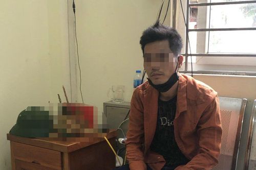 Kiểm tra nam thanh niên nghi vấn, lộ gói heroin