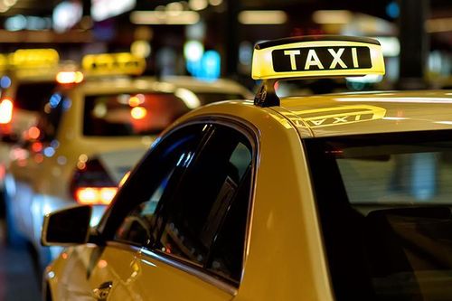 'Chặt chém' khách Tây 400.000 đồng, nữ tài xế taxi bị phạt nặng