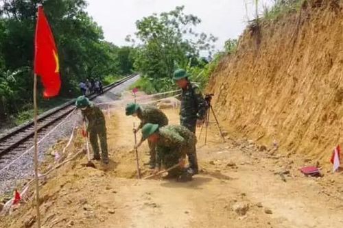 Di dời an toàn quả bom nặng 340kg nằm gần tuyến đường sắt Bắc-Nam