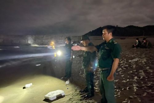 Quảng Ngãi: Nỗ lực tìm kiếm 2 người mất tích khi tắm biển