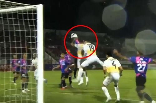 Án phạt nào cho trọng tài công nhận 'bàn tay của Chúa' tại V-League?