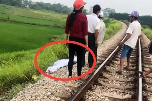 Vui chơi ở khu vực đường sắt, nữ sinh bị tàu tông tử vong