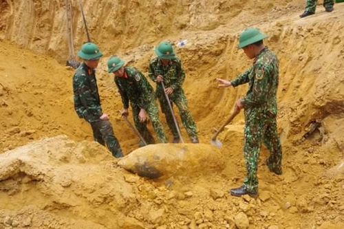 Quảng Bình: Xử lý quả bom nặng 340kg còn nguyên ngòi nổ gần đường sắt