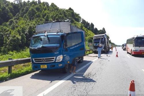 Dừng ở làn khẩn cấp trên cao tốc Nội Bài - Lào Cai, tài xế đầu kéo bị đâm tử vong