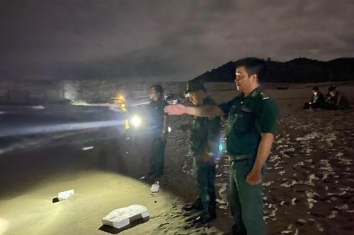 Đồn Biên phòng Phổ Quang nỗ lực tìm kiếm nạn nhân tắm biển mất tích