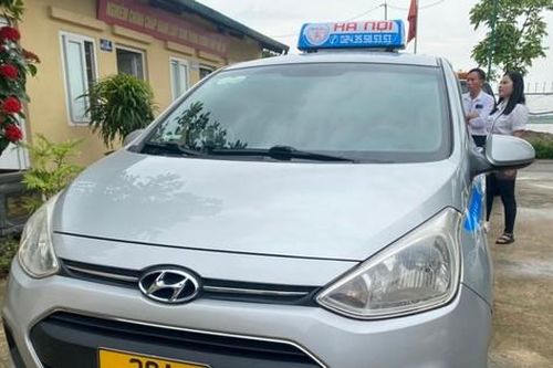 'Chặt chém' khách du lịch nước ngoài, taxi bị giữ xe và phạt 13,5 triệu đồng