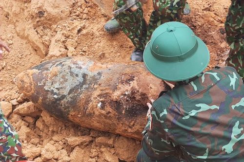 Quả bom nặng 340kg còn nguyên ngòi nổ nằm cạnh đường ray tàu hỏa
