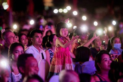 Biển người đổ dồn về Công viên Châu Á tối 9/7 để tận hưởng màn pháo hoa rực rỡ