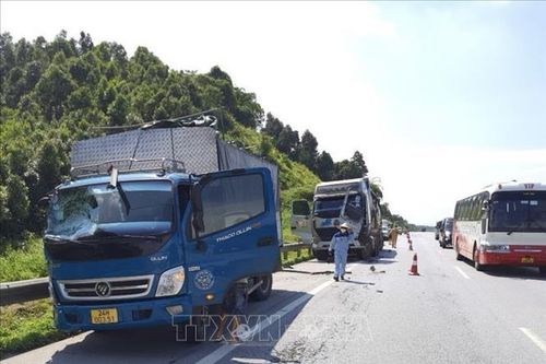 Dừng đỗ tại làn khẩn cấp trên cao tốc, một tài xế bị xe tải đâm tử vong