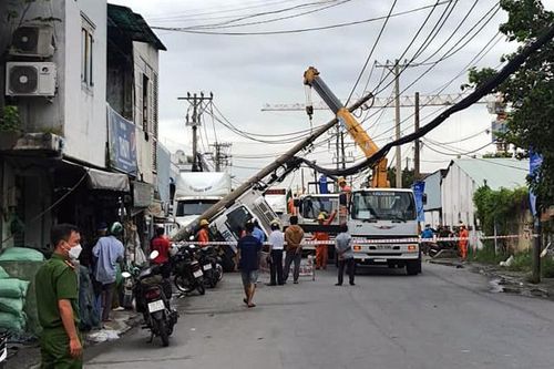 TP Hồ Chí Minh: Xe container kéo gãy trụ điện gây mất điện cho 1.300 hộ dân