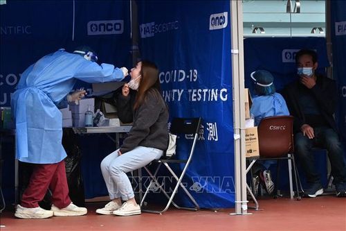 Hong Kong yêu cầu người cách ly do COVID-19 đeo vòng tay điện tử