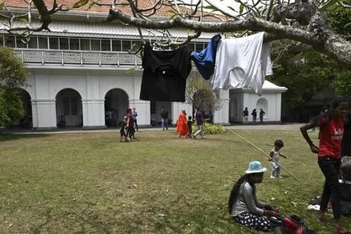 Người biểu tình nấu ăn, phơi đồ trong dinh thự của thủ tướng Sri Lanka
