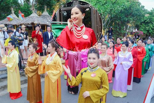 Thần thái chuyên nghiệp của doanh nhân Kelly Ngọc trong phần diễn áo dài tại Phố cổ Hội An