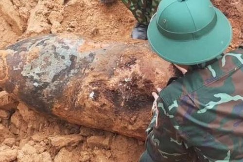 Quả bom nặng 340 kg còn nguyên ngòi nổ cạnh đường ray tàu hỏa