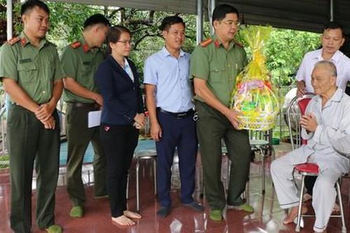 Xây nhà tình thương và tặng quà cho các gia đình chính sách