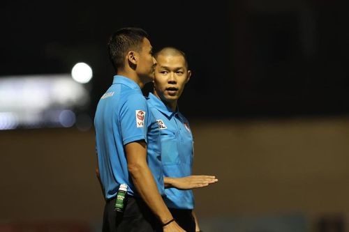 Trọng tài Việt Nam liên tiếp mắc sai lầm, V-League đau đáu chờ VAR