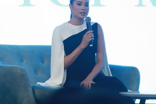 'Ở ẩn' tại Mỹ sinh 2 con trai cho đại gia, Phạm Hương trở lại V-biz và được đón nhận ra sao?