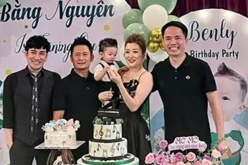 Khán giả xôn xao hình ảnh bạn gái mới của ca sĩ Bằng Kiều trong tiệc mừng tuổi con trai út