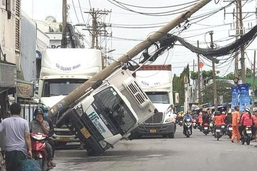 TPHCM: Trụ điện đè xe tải giữa đường, hàng trăm hộ dân mất điện