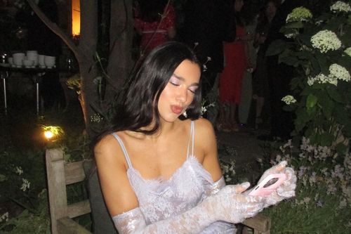 Dua Lipa gây tranh cãi vì mặc váy xuyên thấu màu trắng dự lễ cưới
