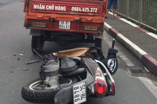 Xe máy tông xe ba gác, cầu Sài Gòn ùn ứ