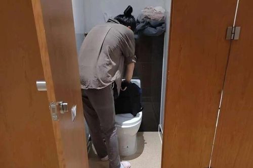 Người phụ nữ sống trong nhà vệ sinh công cộng ở Thượng Hải