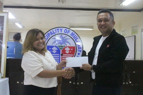Thị trưởng Philippines dọa kỷ luật công chức không cười với dân