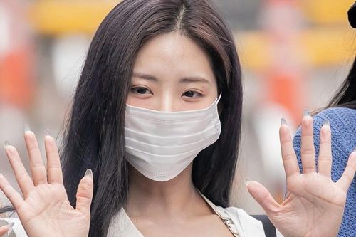 Nhóm nhạc nữ bị chỉ trích vì từ chối tháo khẩu trang