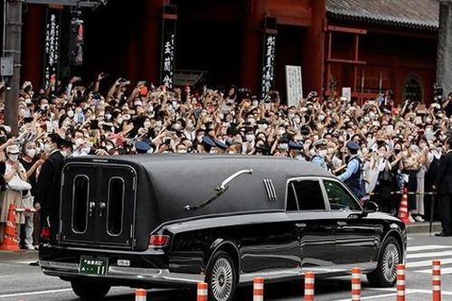 Người dân Nhật Bản xuống đường tiễn đoàn xe chở linh cữu cố Thủ tướng Abe Shinzo