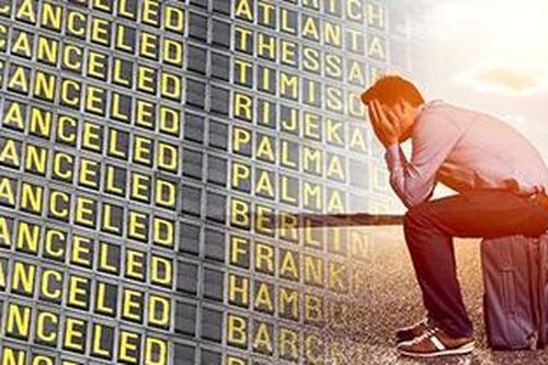 Du khách bức xúc chờ suốt 15 tiếng vẫn không được lên máy bay