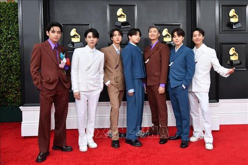 Walt Disney 'bắt tay' cùng công ty chủ quản của nhóm nhạc BTS