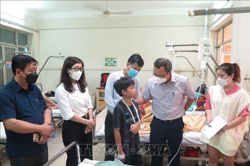 Thăm hỏi nạn nhân vụ tai nạn giao thông gây nhiều thương vong tại Khánh Hòa