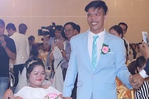 Xúc động chuyện tình cổ tích của chàng trai nghèo và cô gái khuyết tật