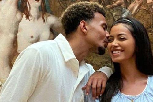 Dele Alli âu yếm bạn gái mới bất chấp tương lai xám xịt