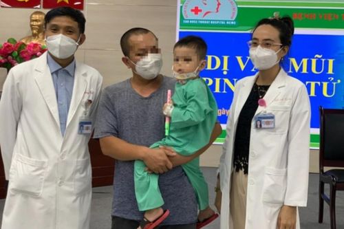 Bệnh nhi 3 tuổi bị viên pin điện tử mắc kẹt trong mũi