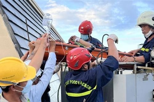 Cần cẩu bơm bê tông gãy sập, 3 công nhân thương vong